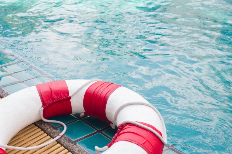 Les 4 dispositifs légaux et obligatoires pour sécuriser sa piscine