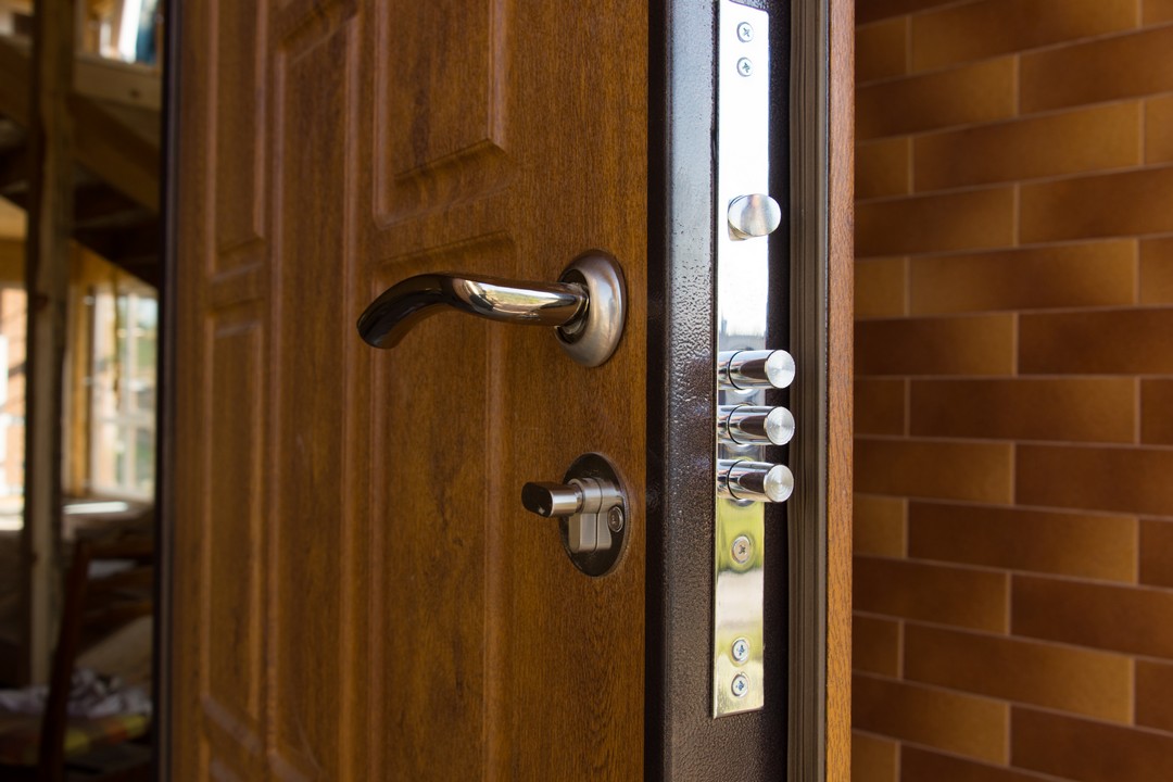 Comment améliorer la sécurité de sa porte lorsqu'on est locataire ?