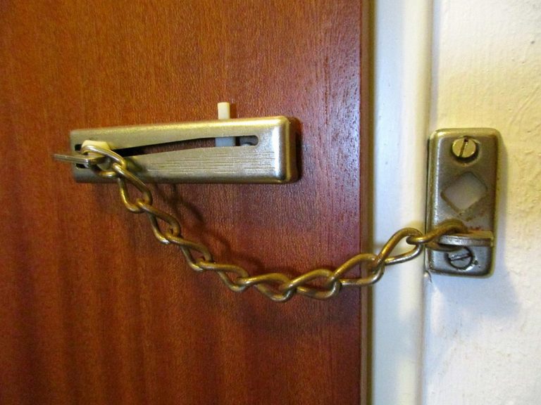 Qu'est ce qu'un entrebâilleur de porte ?