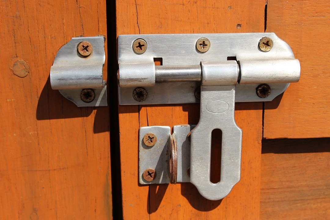 Loquet et loqueteau : renforcer la sécurité de votre porte