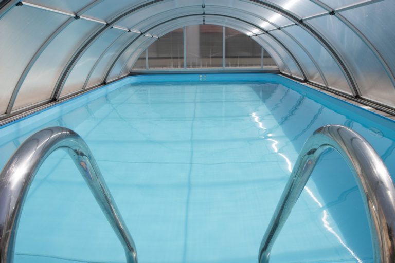 Un abri de piscine pour sécuriser les produits d’entretien à la porté des enfants